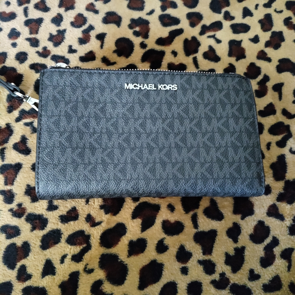 Michael kors wristlet wallet